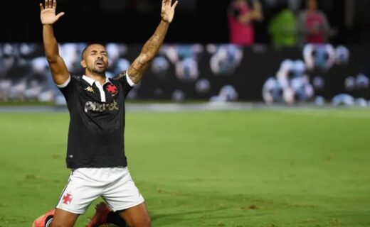 Paulo Henrique celebra gol contra o Botafogo