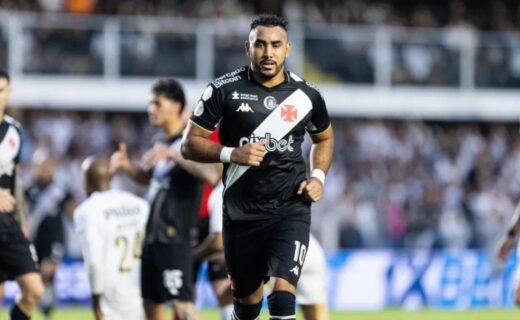 Dimitri Payet em campo contra o Santos