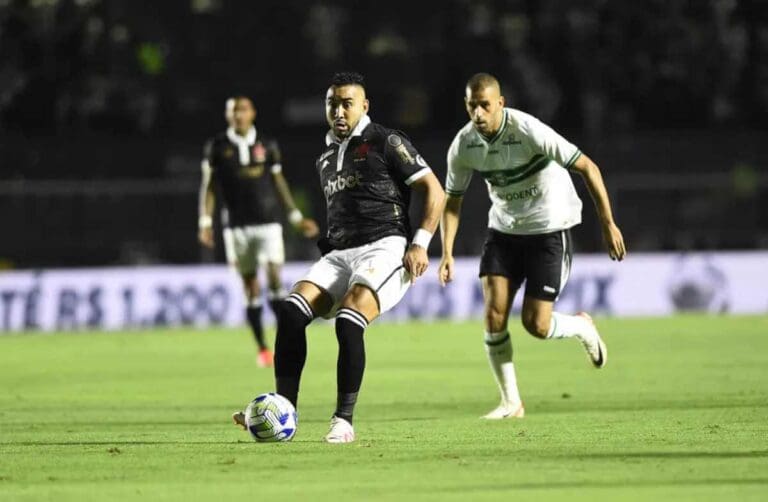 Payet em ação pelo Vasco contra o Coritiba