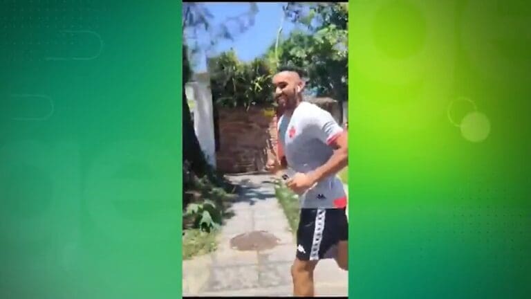 Payet corre na rua com uniforme do Vasco