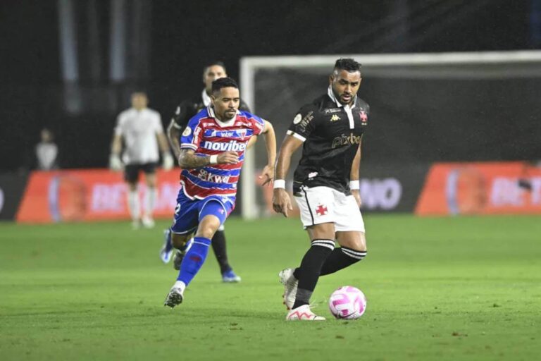 Payet em ação pelo Vasco contra o Fortaleza