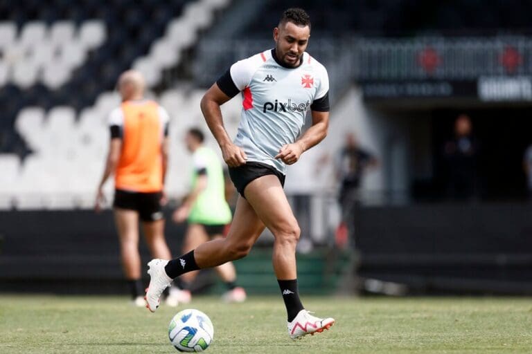 Payet treinando pelo Vasco em São Januário
