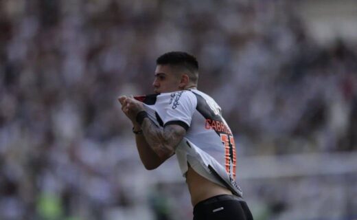 Gabriel Pec beijando a camisa do Vasco