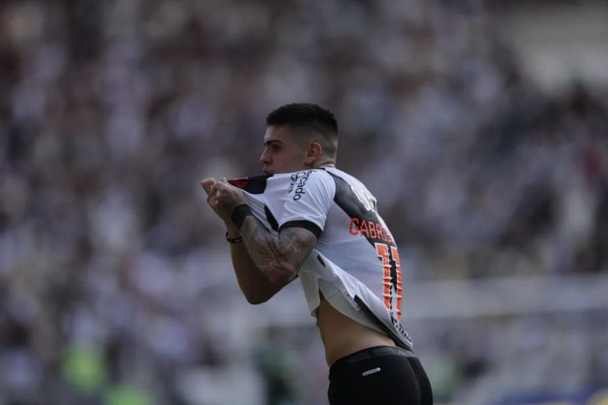 Gabriel Pec beijando a camisa do Vasco