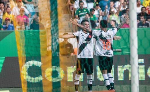 Gabriel Pec e Erick Marcus comemorando gol contra o Cuiabá