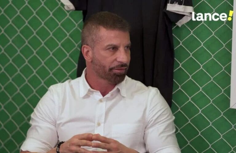 Pedrinho durante entrevista ao Lance!