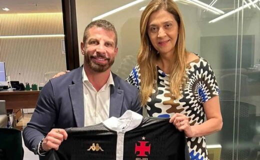 Pedrinho e Leila Pereira segurando camisa do Vasco