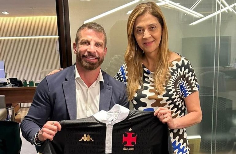 Pedrinho e Leila Pereira segurando camisa do Vasco