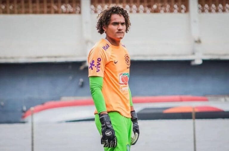 Phillipe Gabriel durante treino da Seleção Sub-17