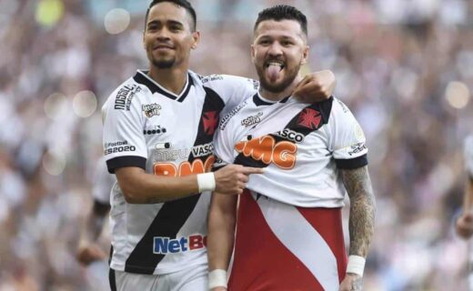 Pikachu e Rossi defendendo o Vasco