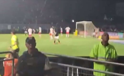 Policial Anderson Valentim comemorando gol do Vasco contra o Bragantino