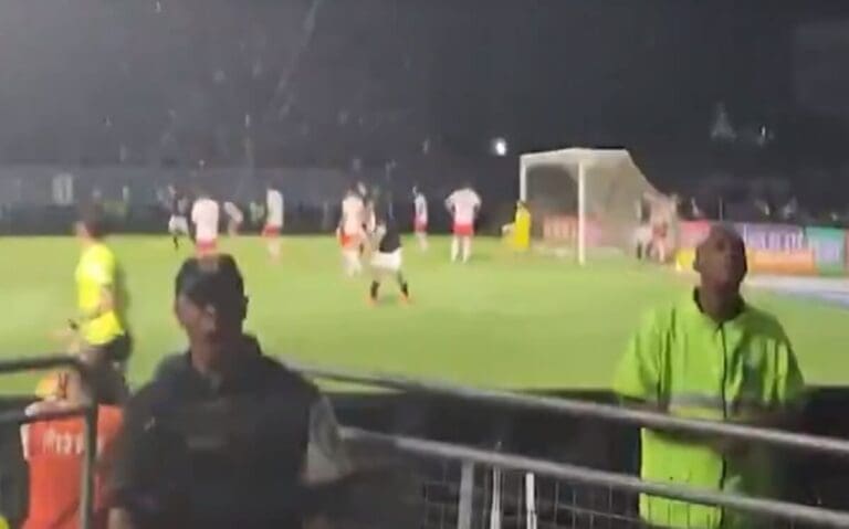 Policial Anderson Valentim comemorando gol do Vasco contra o Bragantino