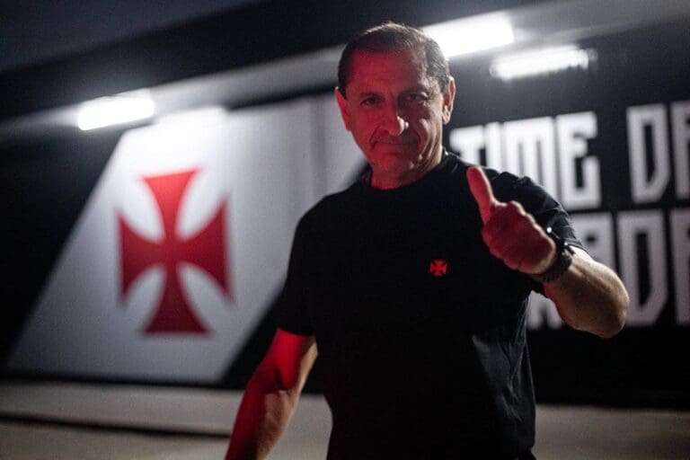 Ramón Díaz chega a BH para jogo contra o Cruzeiro