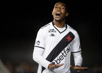 Jogador do Vasco gritando, camiseta branca com detalhes pretos.