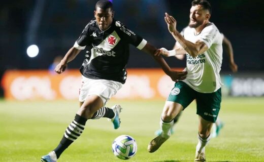 Rayan e Sander em disputa de bola em Vasco x Goiás