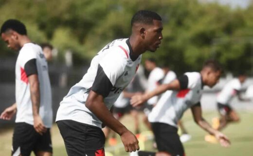 Rayan em treino do profissional do Vasco