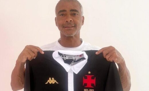 Romário com uniforme do Vasco em homenagem aos Camisas Negras