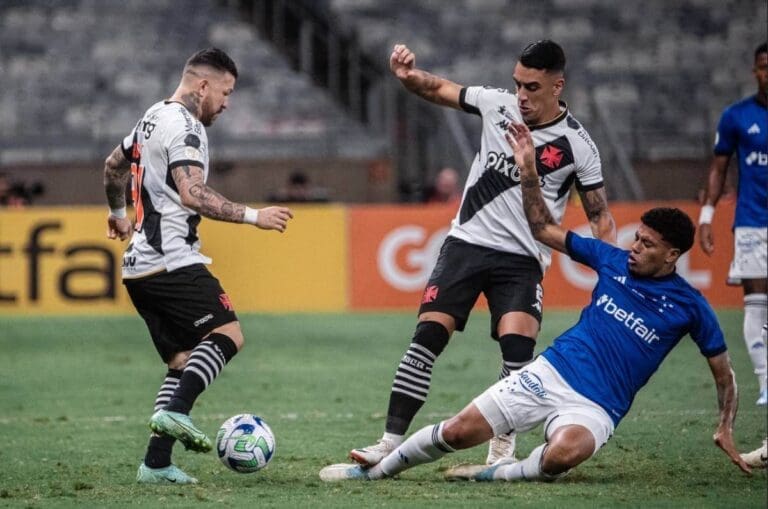 Rossi em ação pelo Vasco contra o Cruzeiro