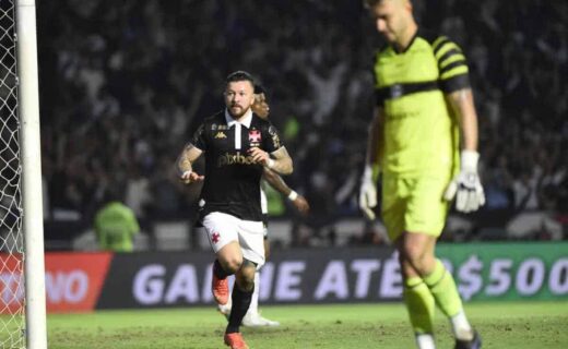 Rossi em ação pelo Vasco contra o Coritiba