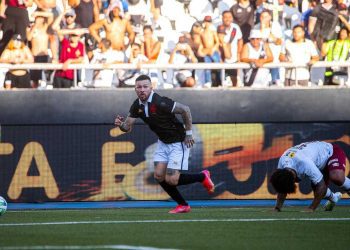 Rossi em lance de drible em Marcelo no clássico