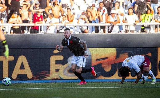 Rossi em lance de drible em Marcelo no clássico