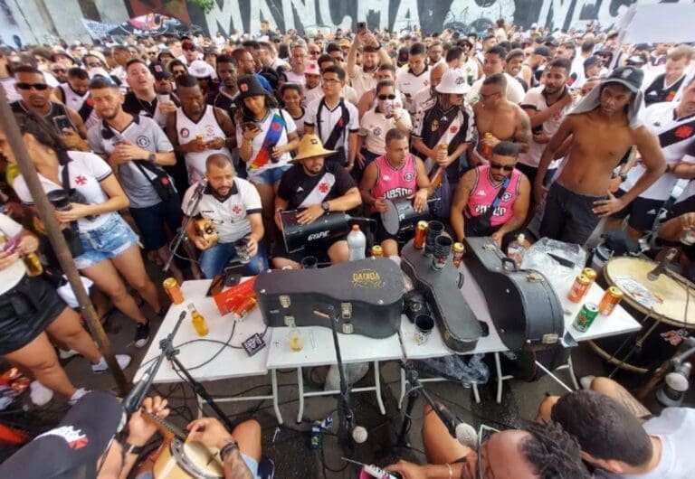 Sambarreira durante apresentação nos arredores de São Januário