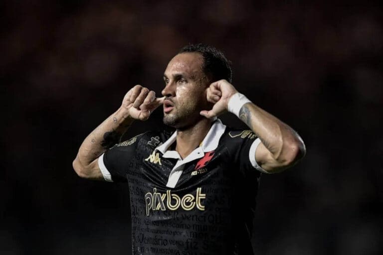 Serginho comemorando gol contra o Bragantino