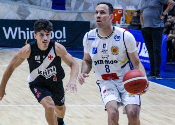 Jogadores de basquete em ação na quadra.