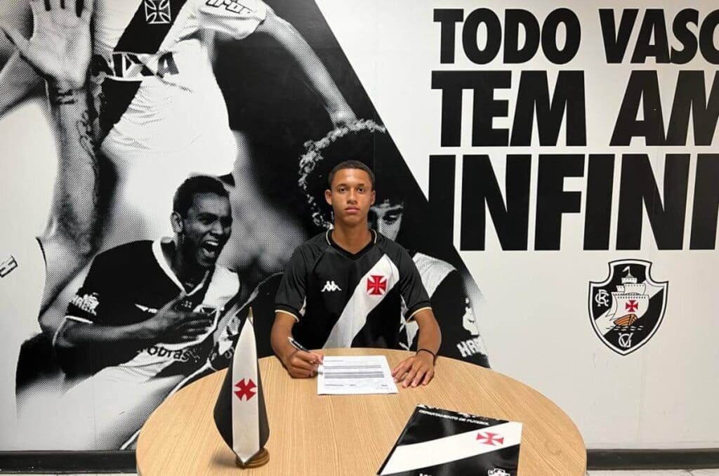Thallis assinando contrato com o Vasco