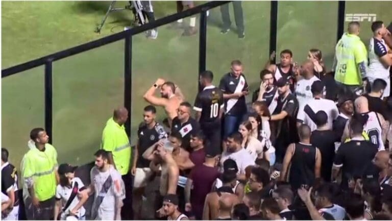 Torcida do Vasco irritados após derrota para o Corinthians