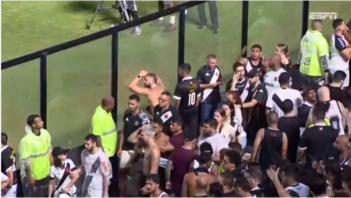 Torcida do Vasco irritados após derrota para o Corinthians