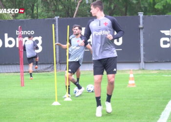 Vasco se prepara para confronto decisivo contra o CSA em busca de classificação.