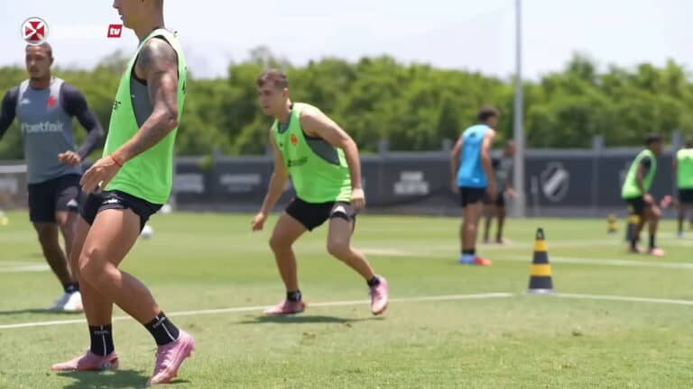 Jogadores do Vasco treinando na grama.