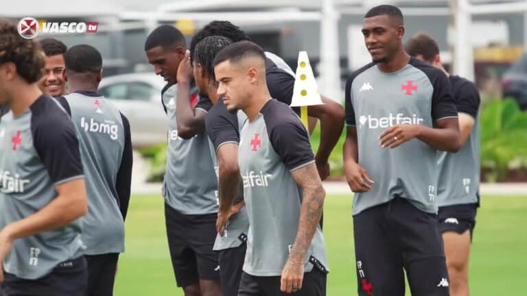 Jogadores do Vasco durante treino na campo.