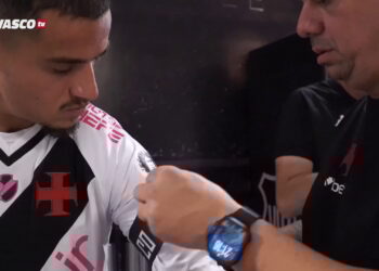 Jogador do Vasco recebendo injeção na coxa por profissional médico.