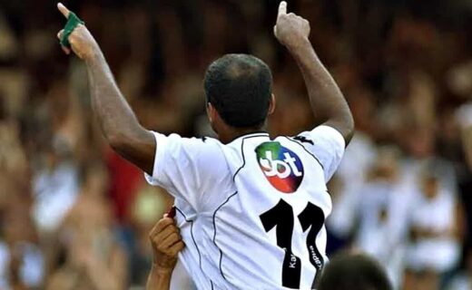 Romário com a polêmica camisa do Vasco com a logo do SBT