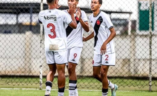 Jogadores do Sub-16 do Vasco comemorando gol