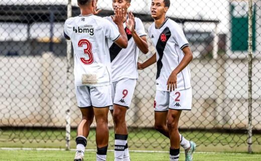 Jogadores do Sub-16 do Vasco comemorando gol