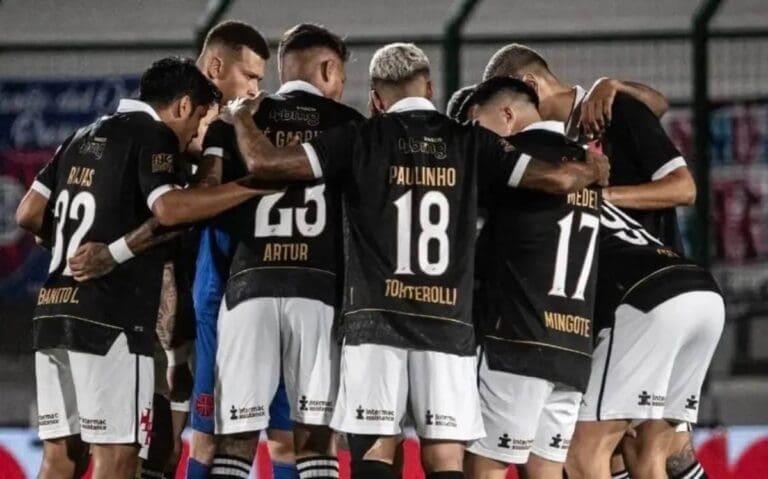 Jogadores do Vasco em jogo contra o San Lorenzo-ARG