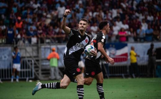 Vegetti comemorando gol contra o Bahia