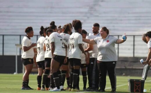 Verônica Coutinho com o time feminino do Vasco