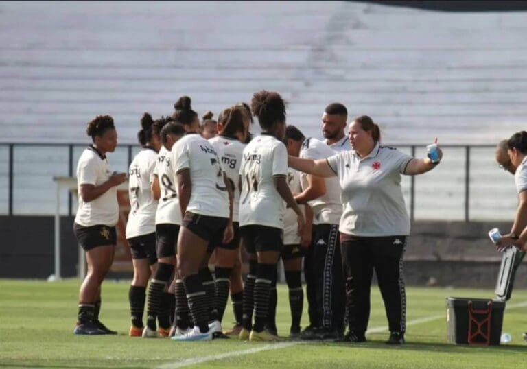 Verônica Coutinho com o time feminino do Vasco