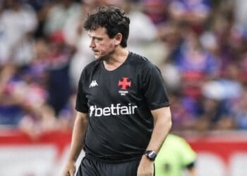 Treinador Vasco da Gama em campo.