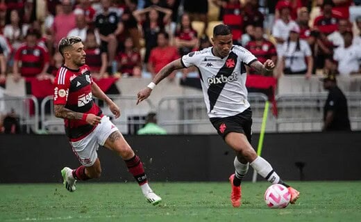 Zé Gabriel em ação pelo Vasco contra o Flamengo
